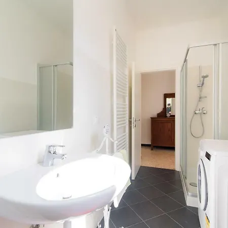 Al Pontile - The House Of Travelers