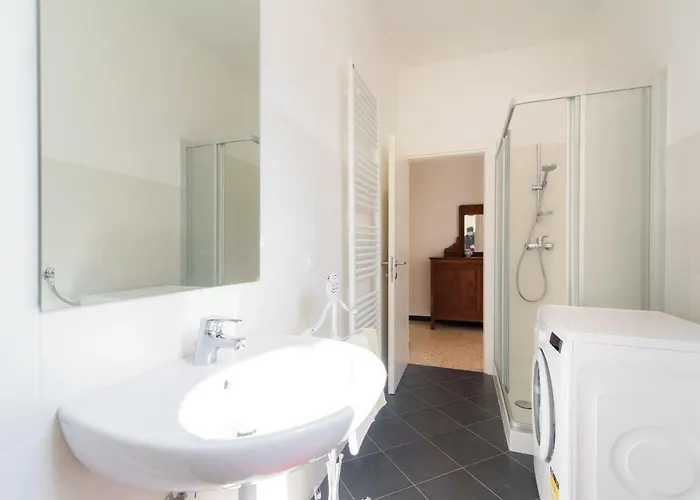 Al Pontile - The House Of Travelers