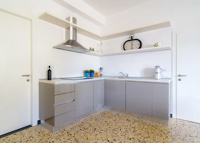 Al Pontile - The House Of Travelers *