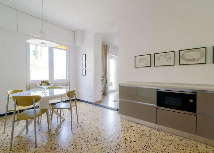 Al Pontile - The House Of Travelers